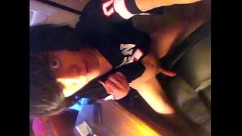 Abspielen Twink reibt seinen glatten Schwanz auf einem Sitz und holt sich durch das Polyester des T-Shirts einen runter