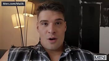 Redare Malik Delgaty și tatăl prietenului său, Paul Wagner, se ascund în duș și sunt fuți chiar la spatele ei - bărbați