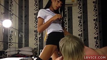 Reproduzir Ladyboy bonito melhor sopra um pau e fica burro fodido