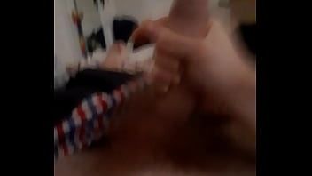 Riproduci Al verde, disoccupato e spaventato: ragazzo di 24 anni accarezza un grosso cazzo non circonciso