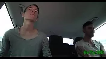 play Homosexuelle Burschen necken sich gegenseitig in einem Auto