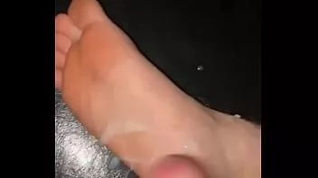 Reproducir ¡El chico blanco no puede dejar de masturbarse con sus propias suelas blandas! (cum al final!!!)
