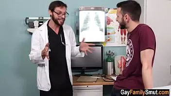 Reproducir Médico gay examina el culo de su prima