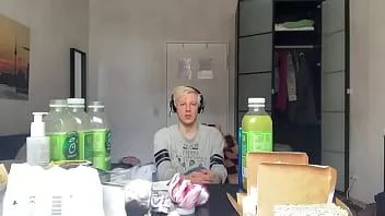 play Sissy siempre tiene hambre de polla cruda