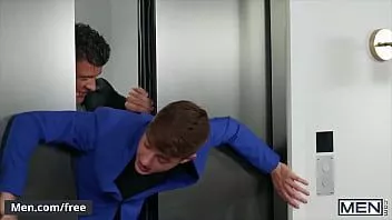 play Stud (jj knight) eet twinks op (joey mills) strakke kleine kont neukt hem in een lift - mannen