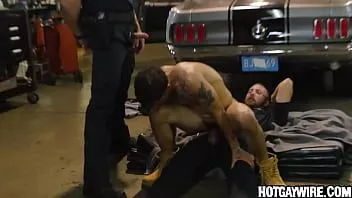 play Due agenti arrestano un ragazzo e poi lo scopano (parte 3) - porno gay