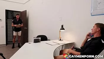 play Когда пожарный Крис Проклятый приходит проверить трубы Брэндона Андерсона