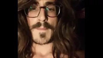 Riproduci Un maschio sexy con i capelli lunghi si masturba il suo grosso cazzo in cam