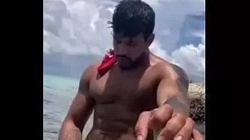 Play Local maldives tour guid giving blowjob to italian hunk in sea water