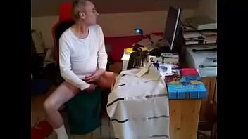 Oynat Kamera için kırmızı paçalı don iç çamaşırıyla mastürbasyon yapıyorum (alman, berndis, teşhirci, winter'21)