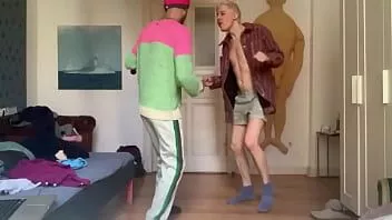 Redare Sissy este mereu înfometată de penis crud