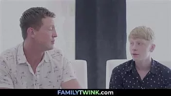 Oynat Babam ve kardeşimle pokerde kaybetmek kızıştı | familytwink.com