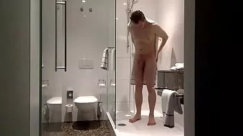 تشغيل الرجل الروسي الكسندر في الحمام 2