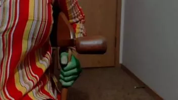 play È lei che trasforma e distrugge la sedia di Hulk