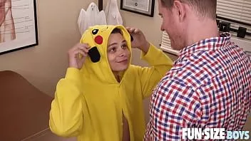 play Il ragazzo glabro di Funsizeboys prende un grosso cazzo senza sella in una scopata in cucina