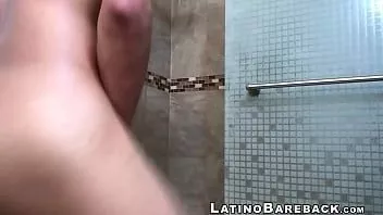 play Petite latino homo romeinse blake trekt zijn lading in de hand