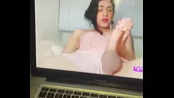 play Maldito travesseiro para um transsexual gozando