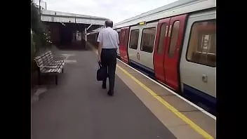 play La toilette della stazione della metropolitana si masturba e sborra sul pinner