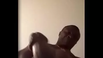 Reproducir Aquí hay una parte del video desnudo del Sr. Peter Barr, es un liberiano que vive en Estados Unidos. Si necesita su video desnudo, llámeme al 1 720 9303719.