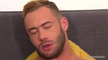 Redare Stud muscular german este excitat și își mângâie penisul tare!