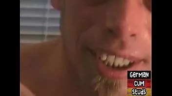 Reproduzir Pregos alemães amadores em close-up ação deepthroating