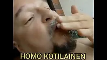 play Homo kotilainen wichst völlig nackt in den Fluren seines Wohnhauses.