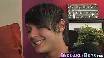 play Perfurado jovem gay trey korbin bateu e pulverizou esperma quente