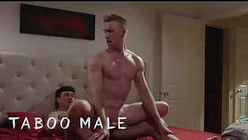 Abspielen Zwei heiße Stiefbrüder (Cade Maddox, Nick Fitt) hatten rohen Sex – Tabu-Männer