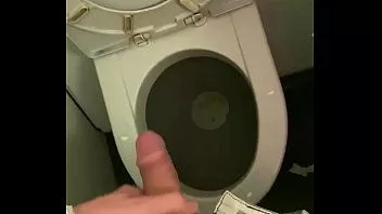 play Kencing dan tersentak di toilet pesawat! maaf saya belum menyelesaikannya, saya pikir saya diperhatikan