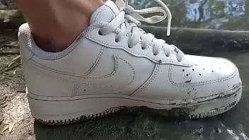 Riproduci Jon Arteen gioca nel fango con le sue nuove scarpe da ginnastica Nike Air Force One Af1 senza calzini. video porno gay del feticismo del piede del ragazzo