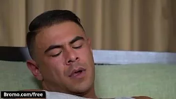 Afspelen Draven Navarro trekt zich af voordat geile Dante Colle de kamer binnenkomt en hem diep anaal beukt - bromo