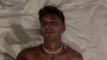 play Gay musculos se joacă cu fundul lui și ejaază în fața camerei