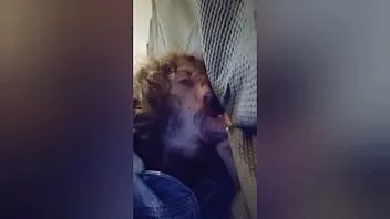 Reproduzir Amigo cum e mija em mim através do Gloryhole