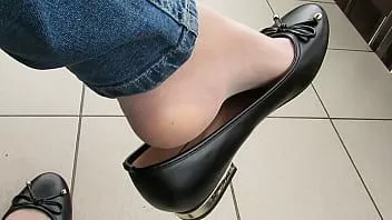 Reproduzir Sapatilhas Andres Machado pretas, meia-calça e jeans, sapato de varanda por isabelle-sandrine
