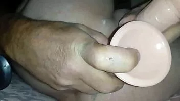 चलाएँ दो डिल्डो मेरी गांड में फंसा कर आये