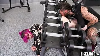 play Travesti rato de ginástica lena moon fodeu no cuzinho apertado e gozou de pau de estranhos