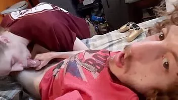 Afspelen Knappe twink geeft me zijn beste zuigbeurt