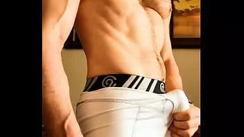 Riproduci 1 nerd sexy che gioca con il suo grosso cazzo nei pantaloncini da fantino.