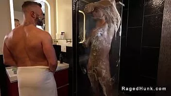 play Schwules Muskelpaar wird im Hotelzimmer anal gefickt