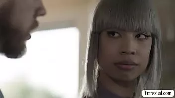 play TS de pelo gris ceniza es analizado en la cocina