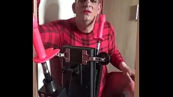 play Biseksualny crossdresser pozwala zabawce się pieprzyć, a on potem może tego posmakować