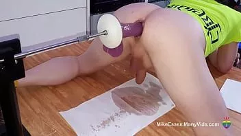 play Squirting piss while getting ass fucked by big dildo on the fucking machine