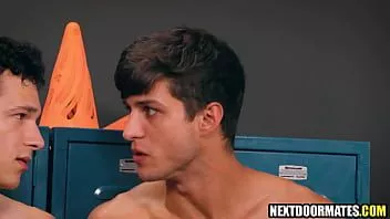 Reproduzir Caras gostosos chupam e fodem o bbc do treinador no vestiário