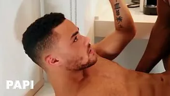 Reproduzir Lawrence Portland sabe exatamente o que Beaux Banks quer, seu pau enorme e uma boa surra - papi