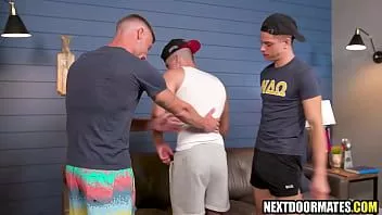 Reproduzir Quente frat boys espancar e foder em trio