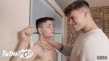play De knappe Malik Delgaty heeft wat homoplezier met Ryan Bailey totdat zijn vriendin ze betrapt - twinkpop
