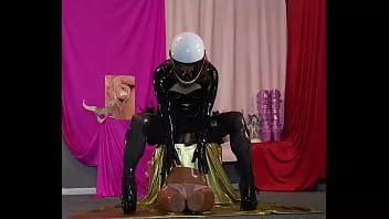 play Lateks trans bebek Liligoona, seks bebeği ve yapay penisle oynuyor. özensiz seslerle yüksek kaliteli ses.