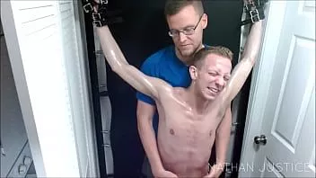 play Kara łaskotania modelu Landona na metalowej ramie autorstwa Nathana Justice