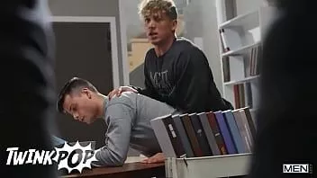 play Während er in der Bibliothek war, ließ sich Jock Felix Fox von seinem besten Freund Ryan Bailey - Twinkpop - den Schwanz lutschen