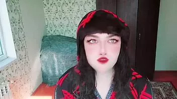 play प्यारी किटी फ़ेम्बॉय घर में अकेली महिलाओं के कपड़े आज़मा रही है
